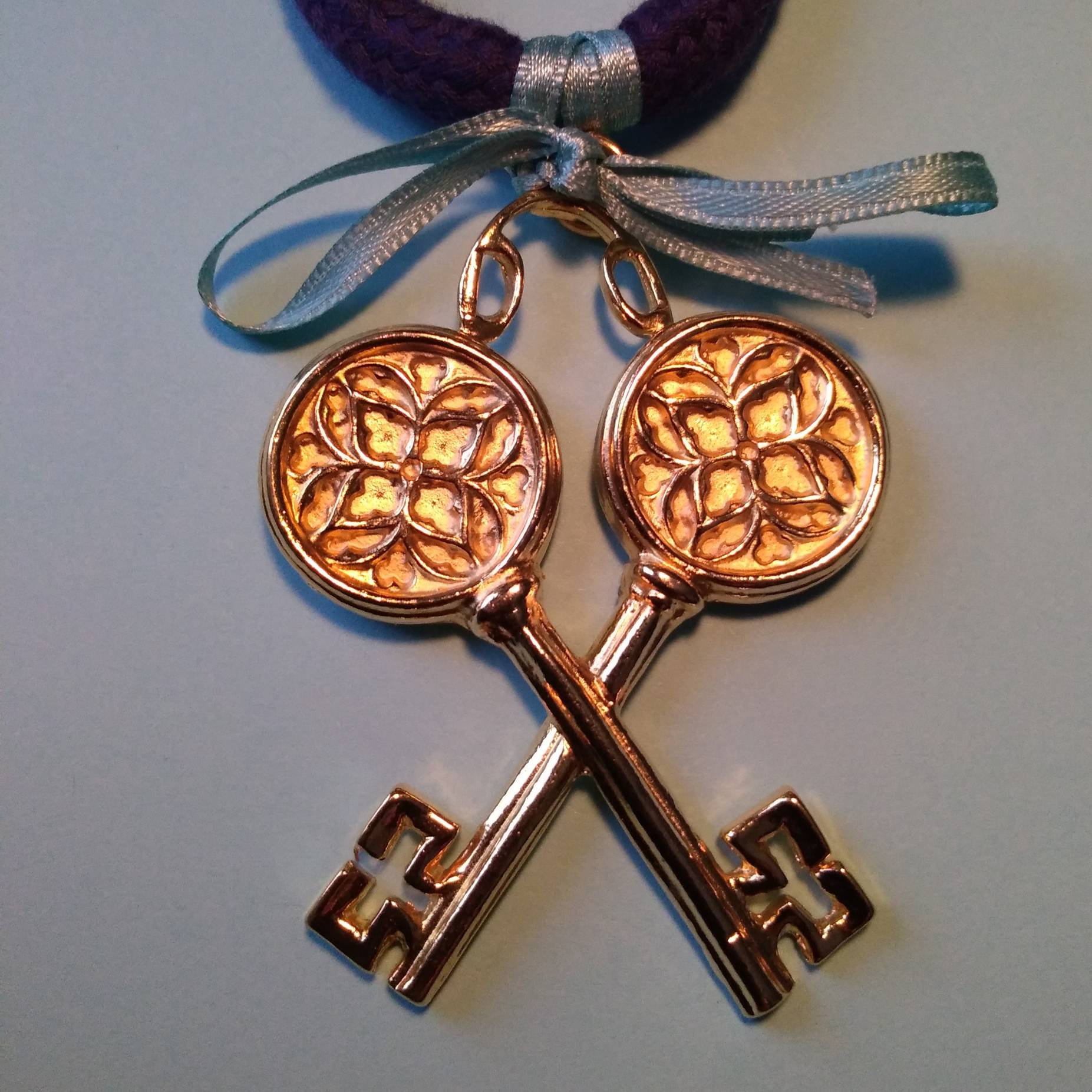 Deux clefs en sautoir est le bijoux de l'office du Trésorier du Rite Ecossais Rectifié