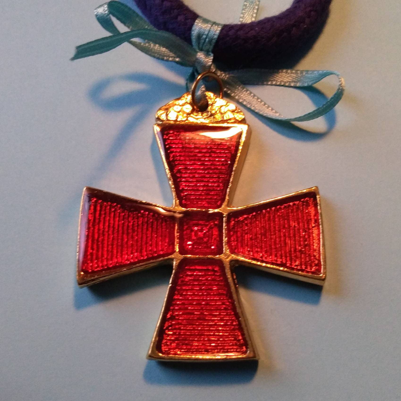 Une croix pattée est le bijoux de l'office de l'Aumônier du Rite de Strcite Observance