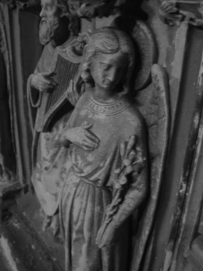 Eglise Saint Hilaire de Niort l'ange aux fleurs de lys. Collection privée